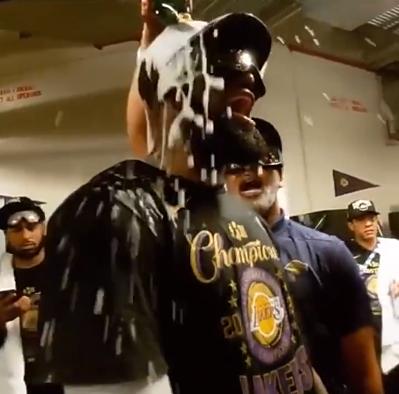 勒布朗·詹姆斯|湖人夺冠后合影，詹姆斯身边特意留了个空位给科比，浓眉自己站最后排去