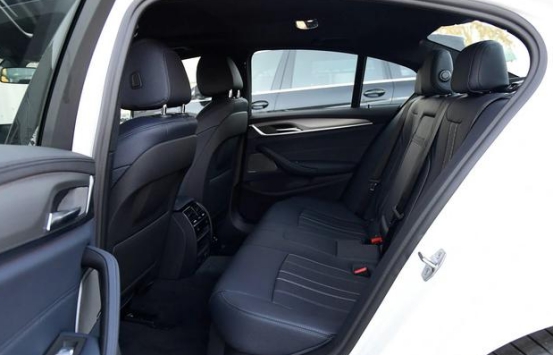 宝马530|奔驰E300L和宝马530Li哪个适合年轻人开？