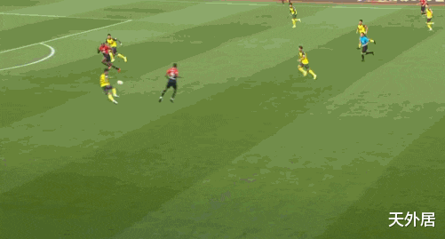 国足|恒大最强归化后卫身体完虐“黑又硬”！他若进国足，还怕阿兹蒙？