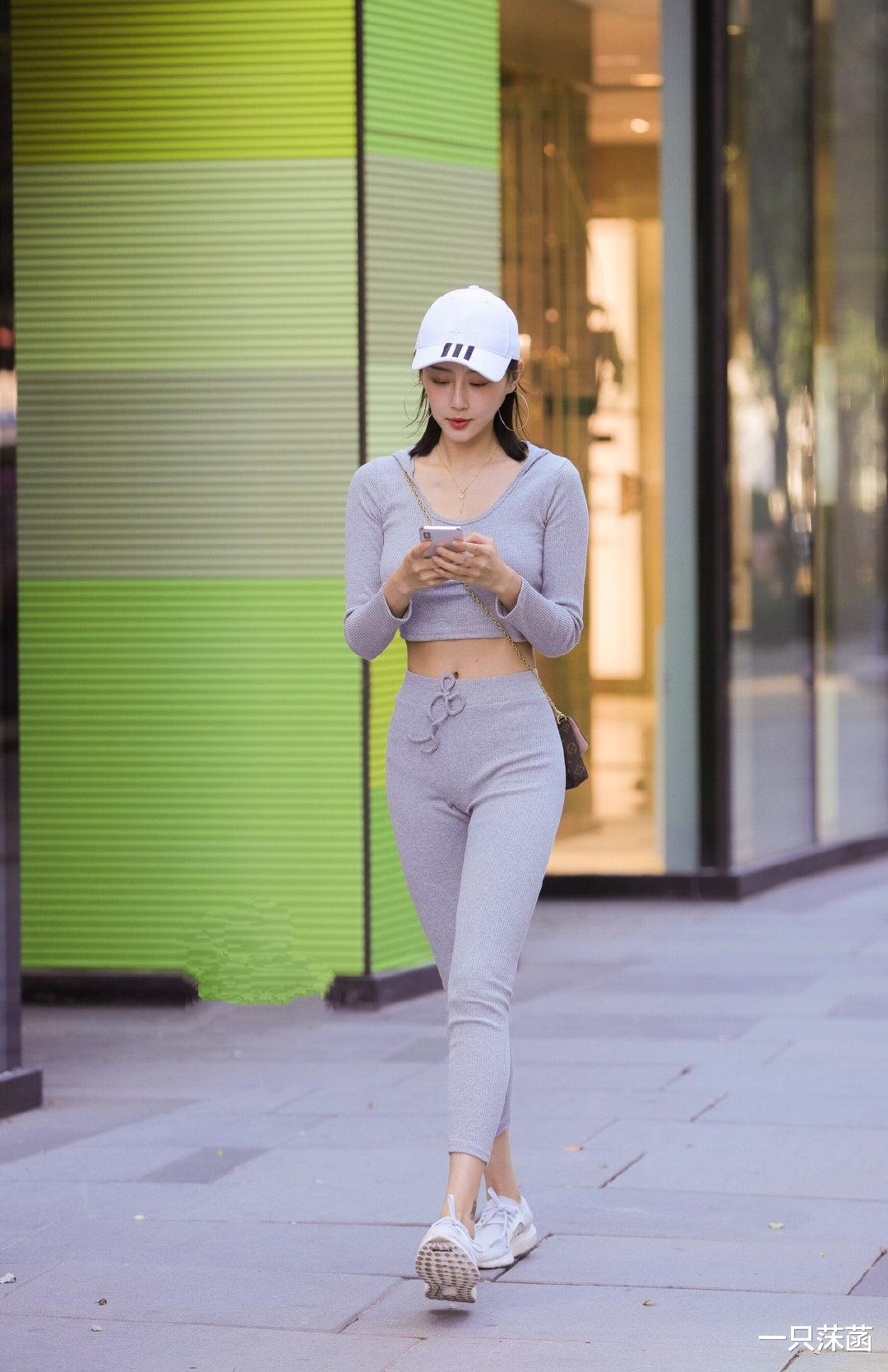 姐姐|姐姐穿出少女羡慕的打扮，针织上衣配同款裤子超显嫩，太美了