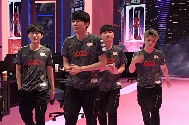 LGD|LGD被淘汰，Uzi直播间却被爆破了？万人血书求复出，那一箭回来了