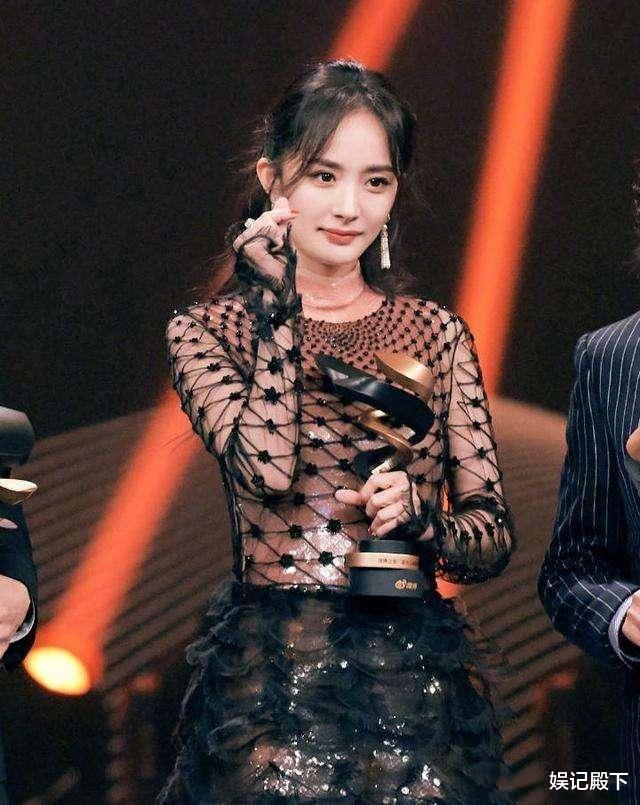 杨幂|杨幂的时尚太大胆，肉色衣服配稀疏黑渔网线，不仔细看太容易误会