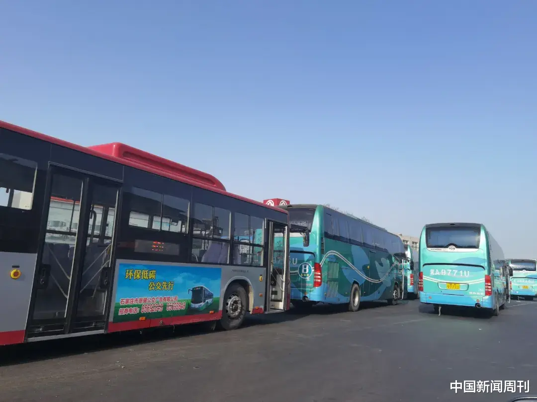 中国新闻周刊 实地探访小果庄村：4700村民大转移，有人曾在机场工作