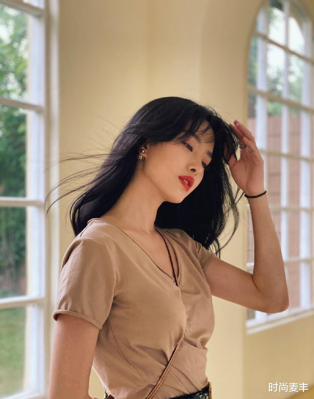 「穿衣搭配」不愧是刘亦菲干爹的女朋友，长发披肩涂红唇，美得低调又优雅