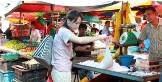 胡静|她因长得太美被国外首富娶回家，丈夫为让她睡好觉，甘愿“切除器官”