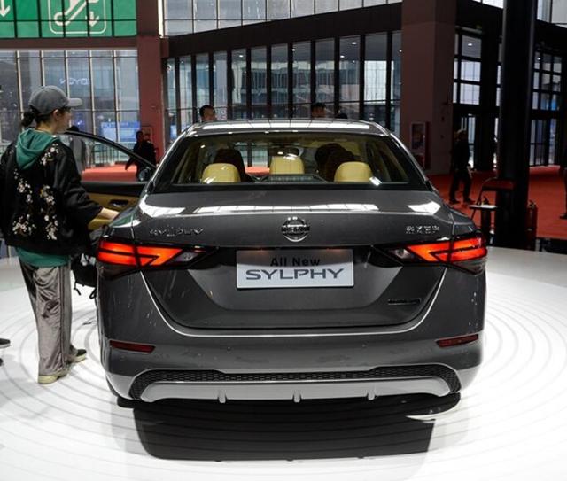 日产轩逸|日产轩逸终于成功！越级空间+犀利外观，油耗6升，落地11万真帅气