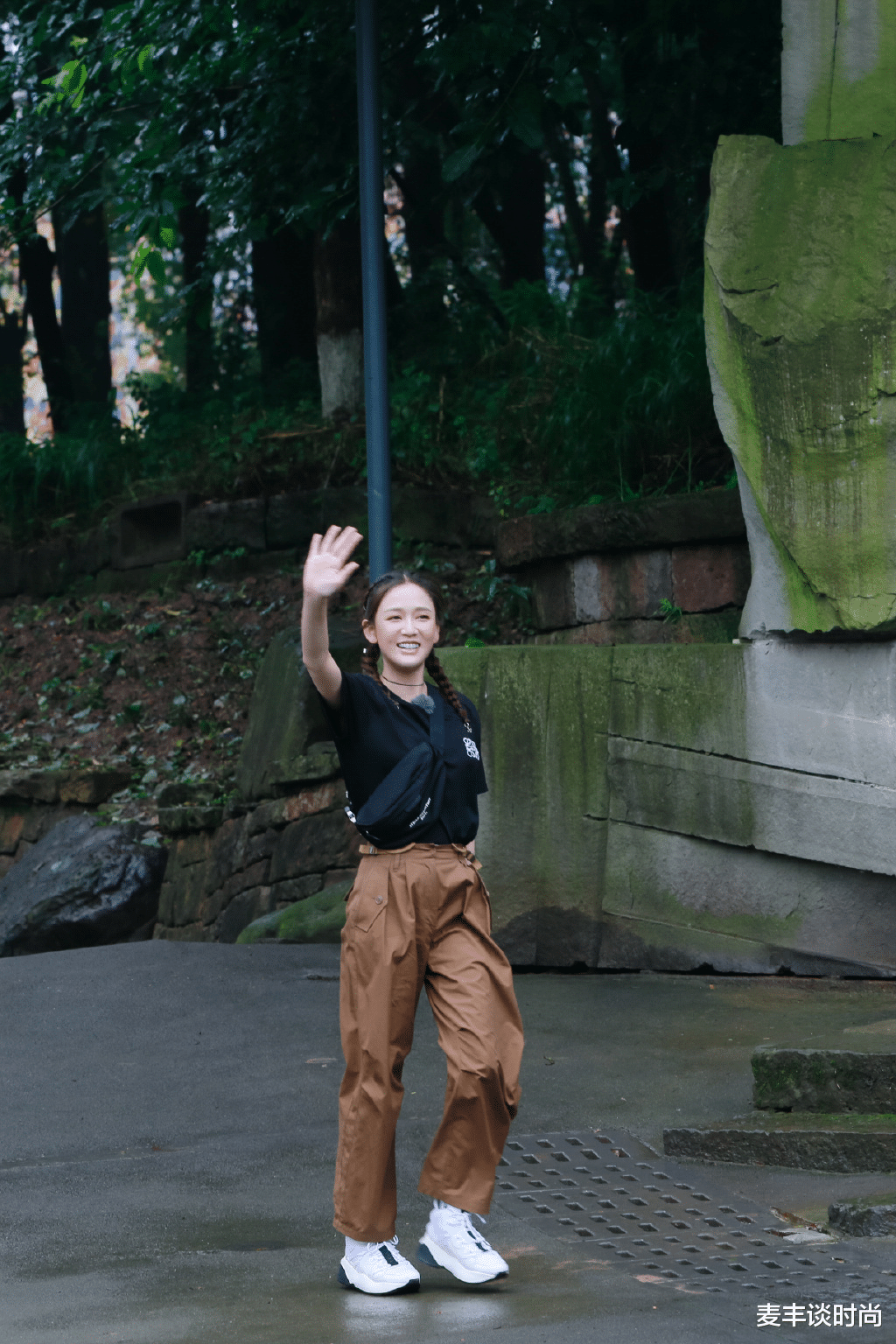 【风衣】陈乔恩41岁还这么拼，穿高跟鞋脚背都垂直了，配风衣马尾好利落