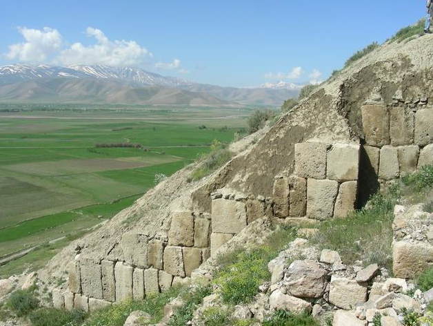 古墓|考古家在乡下发现，3岁小孩带着三千年前的“龙镯”，他是谁？