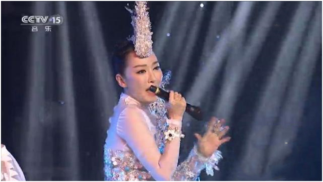 萨顶顶|36岁萨顶顶出镜，变妆后神婆变“玉女”，网友：早这样早红了