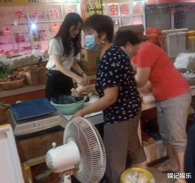 赵丽颖|赵丽颖买菜拿笔记账，黄晓明抢她手里的帆布包，两人画面太欢乐