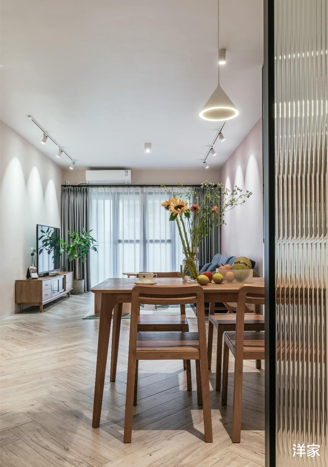 |三间卧室不买床！大衣柜+储物地台，高级感十足能装又美观！