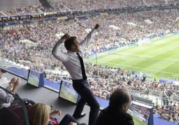 埃马纽埃尔·马克龙|马克龙被美女总统吸引，两人双手紧握无视老妻子，雨中牵手好浪漫