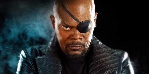 尼克·弗瑞■13年前的隐藏彩蛋曝光 早在《钢1》之前， 尼克·弗瑞就已经出现