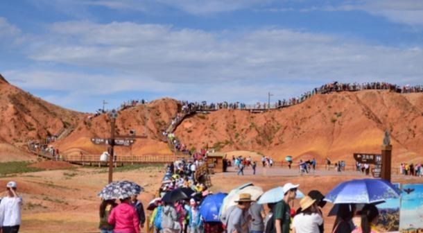 丹霞地貌|女游客不听劝阻翻护栏，踩着丹霞地貌，景区：一个脚印60年！