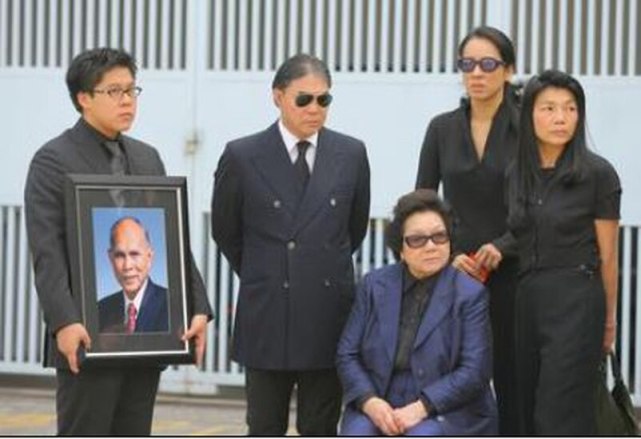 霍启刚|霍老太设灵，朱玲玲与儿子牵手送别前婆婆，霍启刚仨孩子提前离开一脸好奇