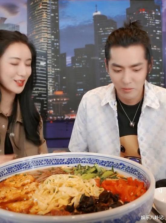 吴亦凡：吴亦凡现身薇娅直播间变吃播，这碗真够大，论身高谁与他比谁尴尬