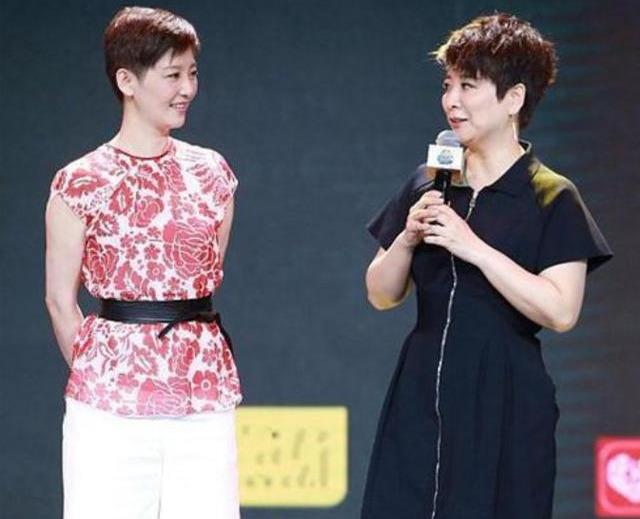 长裙|52岁陈小艺真老了,穿黑色长裙配短发像大妈,同框徐帆气质差太多