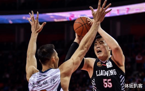 尾盘|苏伟2次犯规被罚下！打倒韩德君，杜锋场边暴怒，对弟子飙脏话