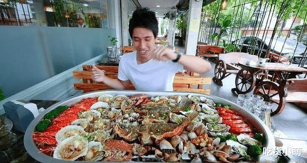 #白菜#大胃王挑战吃40斤海鲜,十分钟就吃掉一半,眼尖网友:白菜露馅了