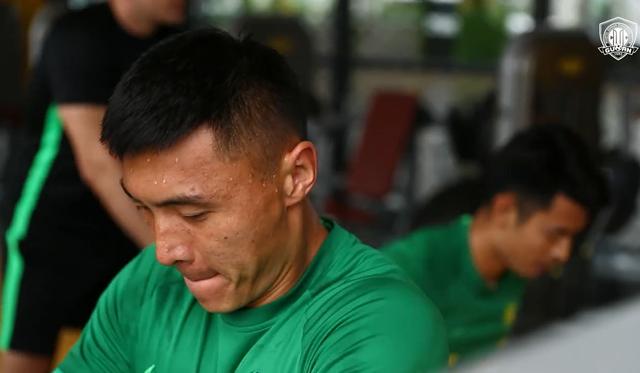 『』精彩绝伦！恭喜国安，张玉宁踢出中国球员罕见的背身停球倒钩破门