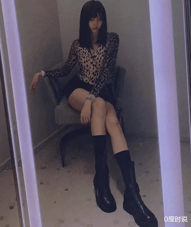 关晓彤|关晓彤剪韩式刘海，配上“卧蚕妆”之后，终于懂了她男友的审美