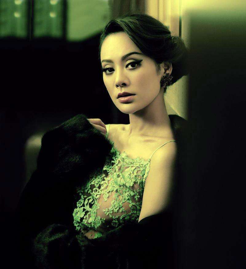 宁静|宁静当年蹲在张国立脚边说话，表情谄媚，一旁的章子怡满脸不屑！