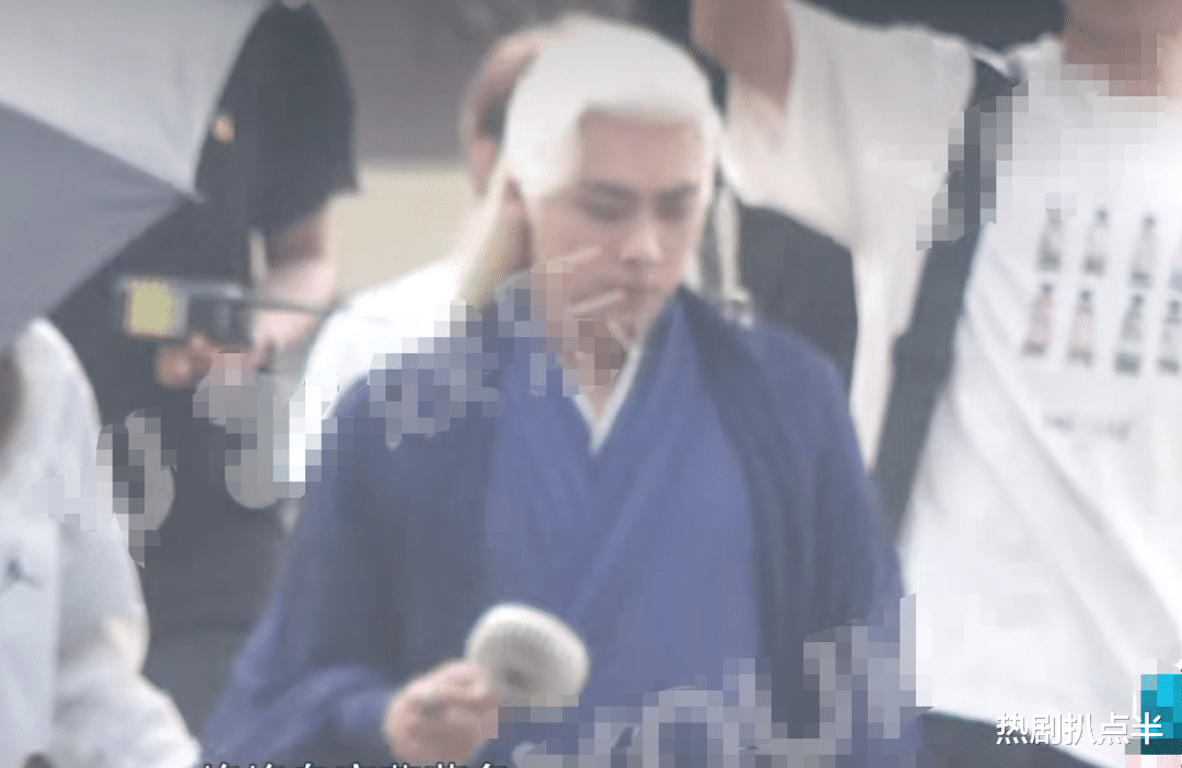 陈钰琪|《镜双城》路透,李易峰银发显黑显老,陈钰琪排场大带4位助理