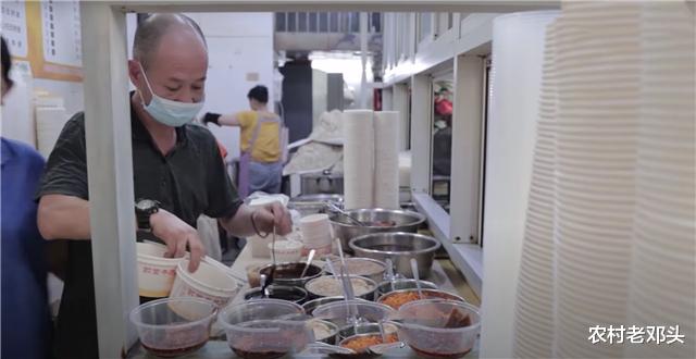热干面|夫妻街头卖“独一份”早餐,5元一碗供不应求,一天能卖几百份!