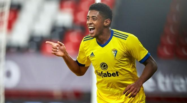 皇家马德里|4500万先生，皇马新阵护身符，轻取升班马加的斯拿到赛季第四胜