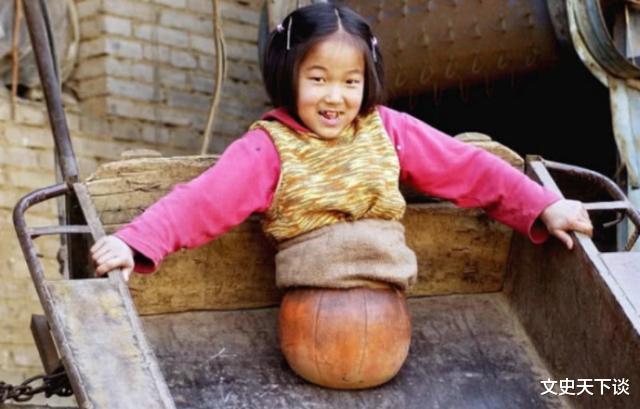 「钱红」篮球女孩“穿篮球”，以手当脚走路，20年前感动中国的她如今怎样