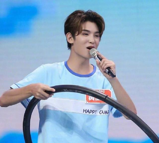 主持人|《快本》新主持人遭抵制，中学未毕业说话得罪人，妈妈还是老赖