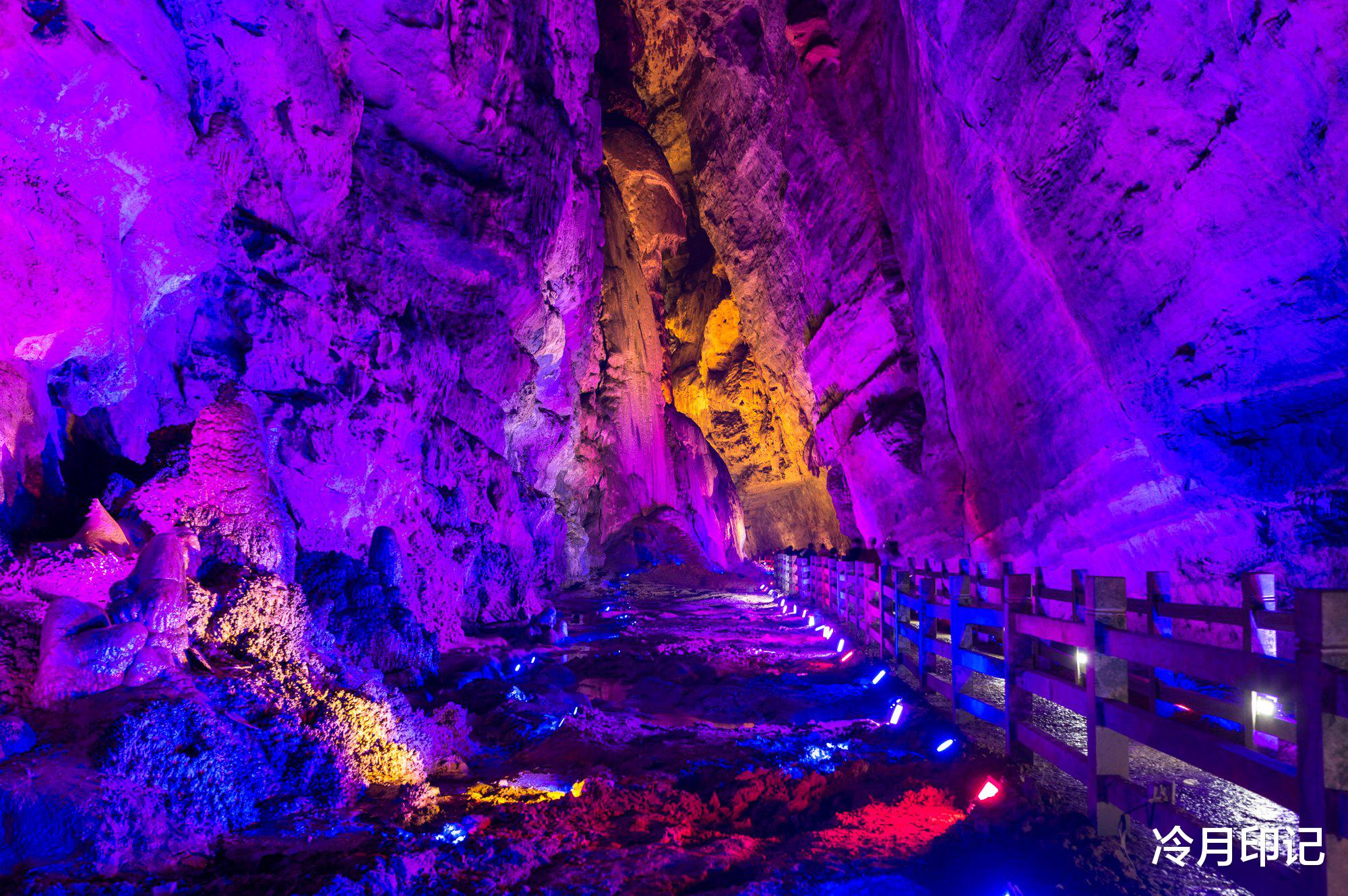 重庆■火炉重庆藏着一个“凉都”,年平均气温15度,人人向往的世外桃源