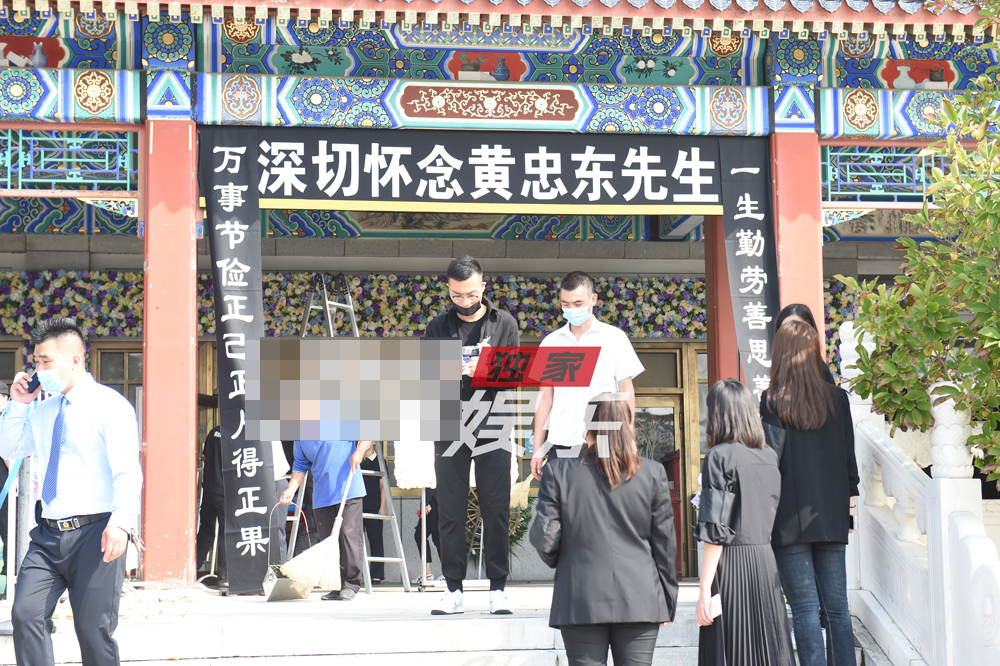黄子韬|黄子韬爸爸出殡场面伤感，爷爷被家人搀扶，悲痛送儿子最后一程