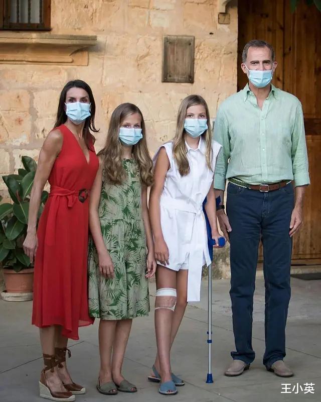 高马尾|西班牙姐妹花再亮相，齐扎高马尾利落精神，莱后素雅白裙显高级