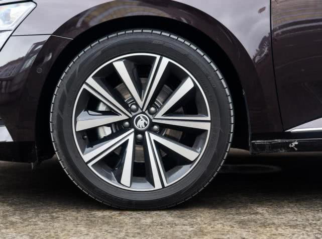 『本田雅阁』16.99万跌到13万,一年没白等,成最良心大众B级车,放弃雅阁就买它