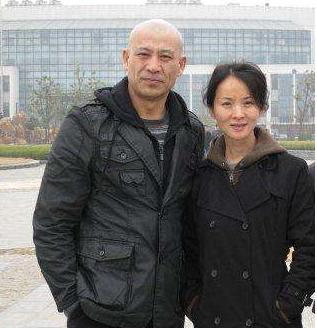 师小红|他为了老婆不生娃，为照顾岳父岳母息影，50岁老来得子乐坏了