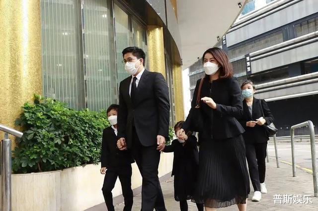郭晶晶|郭晶晶母亲近况，与豪门亲家同框不卑不亢，女儿连生三胎成她底气