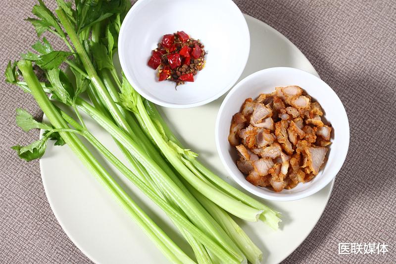 『痛风』尿酸高容易得痛风？3种食物抓紧吃，离痛风越远越好