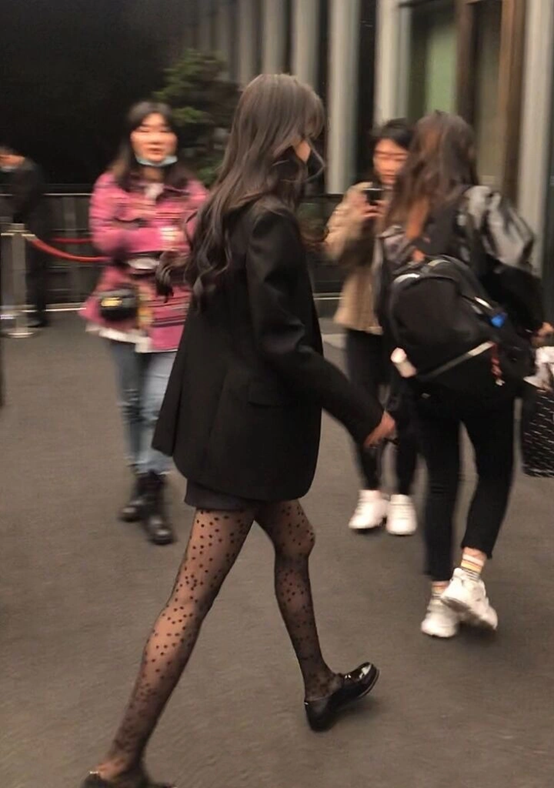 杨幂|杨幂下班图曝光后遭疯传，看清真实身材后，我不淡定了！