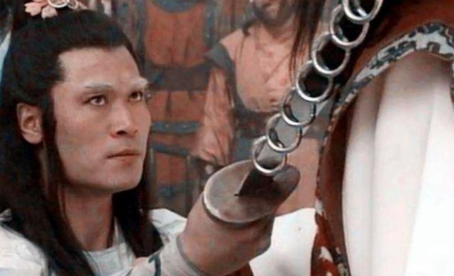 ▲古时候的大刀为何会有铁环?专家:刀上有九环,能躲多远躲多远