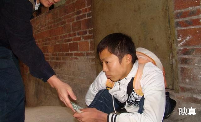 映真|12年前，为汶川捐款185元的河南乞丐，现在生活过得怎样？