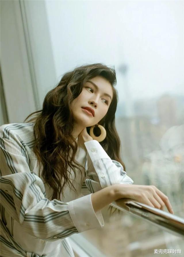 发型：“丸子头”要让位了，今年流行这“4种”发型，时髦减龄显脸小！