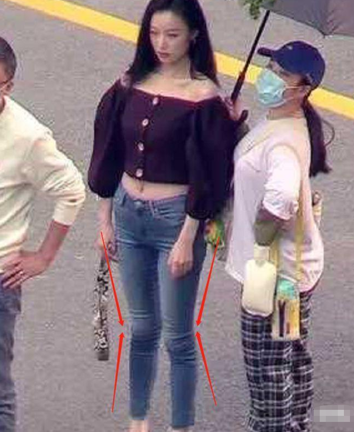 倪妮|倪妮的神仙身材也有滑铁卢的时候？！路人镜头下圆肩驼背好丑？