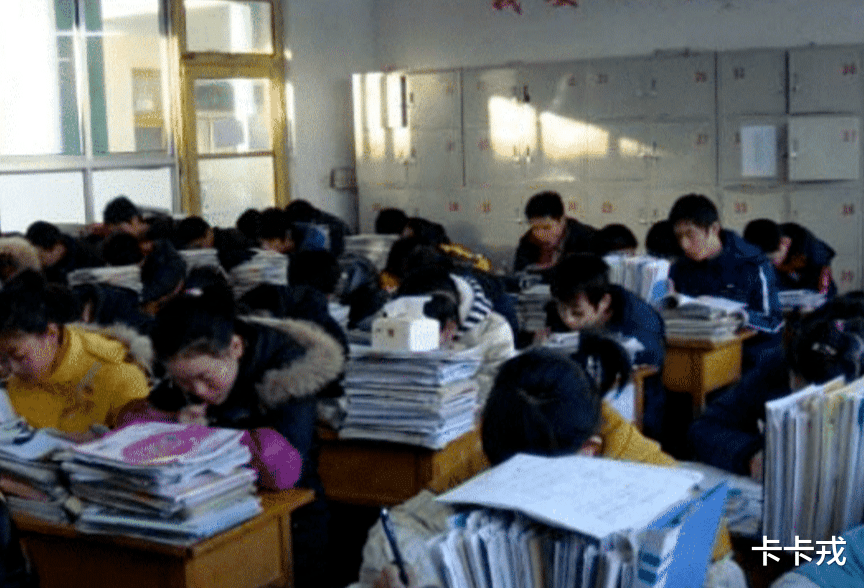 大学|高中女孩为了救人，不幸错失高考，五天后收到快递，女孩喜极而泣