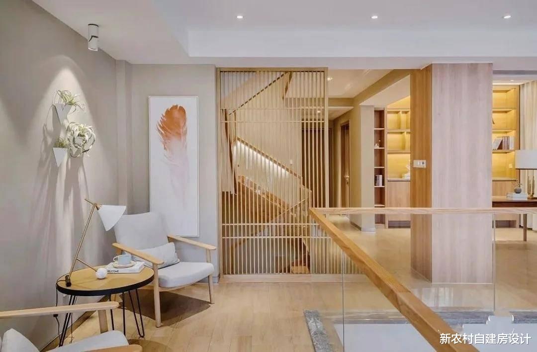 ▲带双车库的三层别墅，入户口有楼梯和大露台，村里人都爱来这坐坐