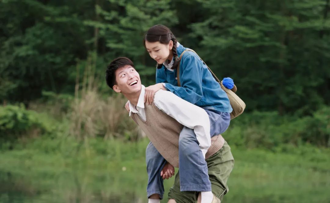 谋女郎|首位00后谋女郎因长相上热搜：一副招直男喜欢的白幼瘦就该骂？