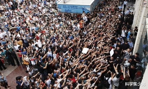 爱因斯坦|光子是用什么“动力”瞬间达到光速的？光子：能慢下来才是高手