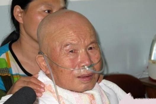 「」铭记英雄！136人连队，却守住120万平方公里领土，全被授一等功！