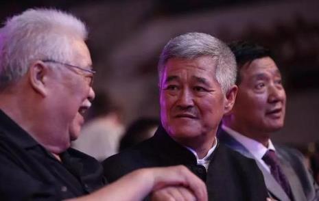 「赵本山」黑白通吃、负面不断，被\人民日报\批评的赵本山，为何没被封杀？