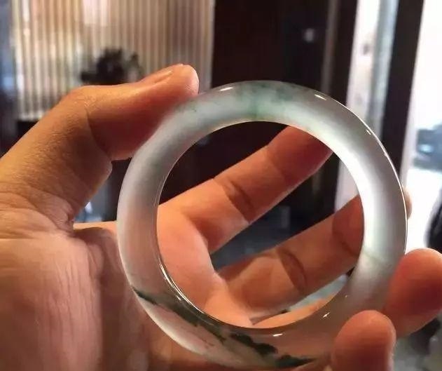 【银币】货主夜市入手的翡翠,切开后裂成狗,最后成品却涨了好几倍!